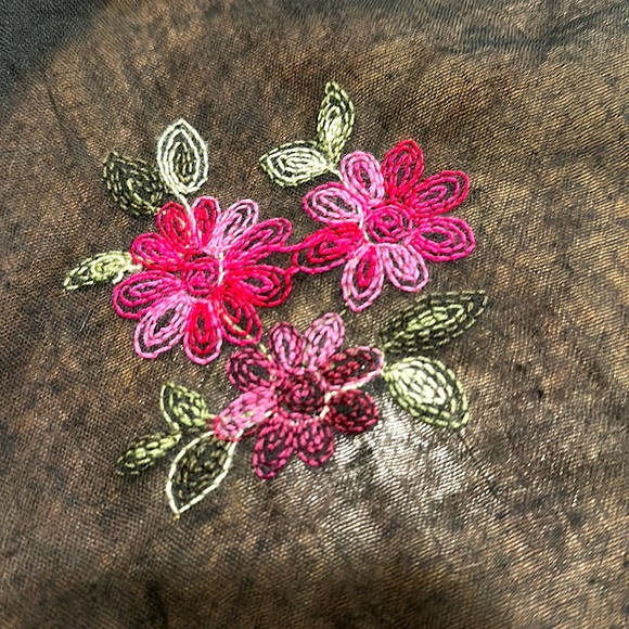 NWT Embroidered Wrap - Picture 4 of 4